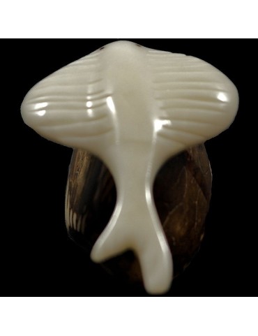 Raie taillée dans la graine de tagua 