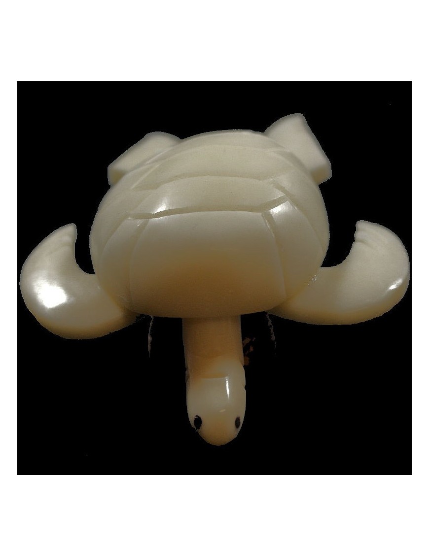 Tortue marine taillée dans la graine de tagua