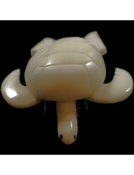 Tortue marine taillée dans la graine de tagua Tortue marine taillée dans la graine de tagua