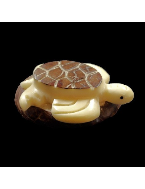 Tortue taillée dans la graine de tagua Tortue taillée dans la graine de tagua