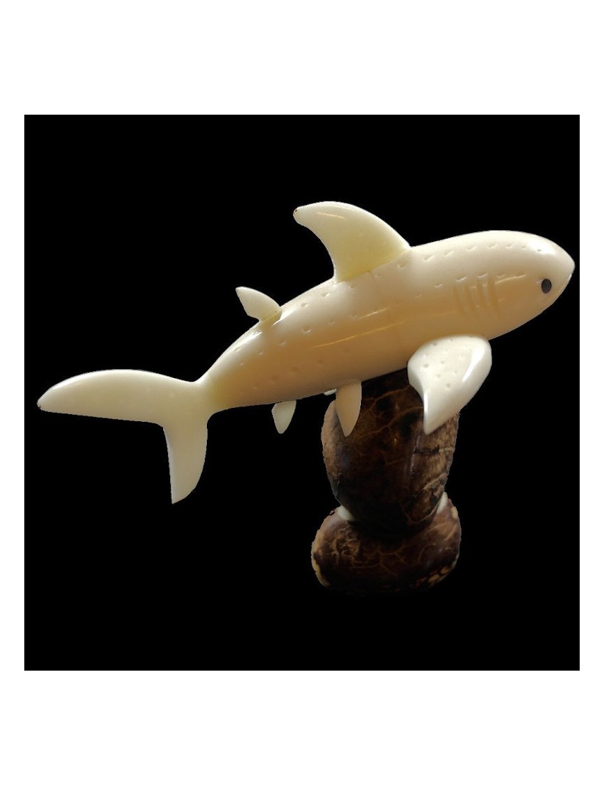 Requin taillé dans la graine de tagua 