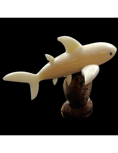 Requin taillé dans la graine de tagua 