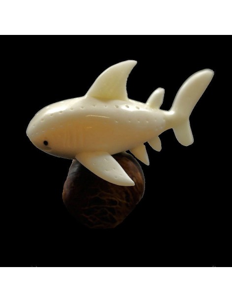 Requin taillé dans la graine de tagua 