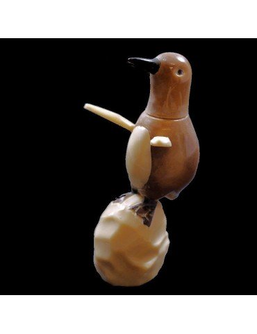 Pingouin taillé dans la graine de tagua