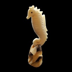 Hippocampe taillé dans la graine de tagua