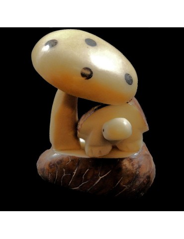 Tortue champignon taillée dans la graine de tagua