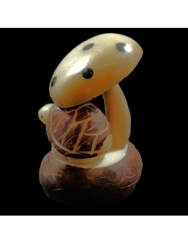 Tortue champignon taillée dans la graine de tagua