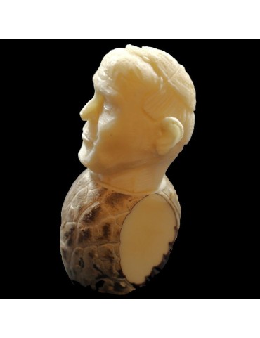 Figurine en tagua à l'effigie du Pape