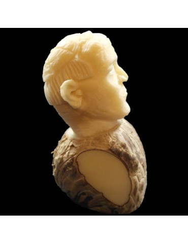  Figurine en tagua à  l'effigie du Pape