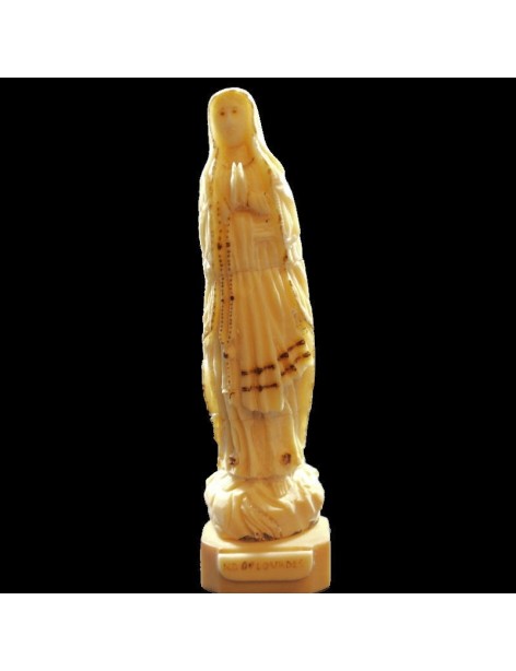 Notre Dame de Lourdes taillée dans la graine de tagua