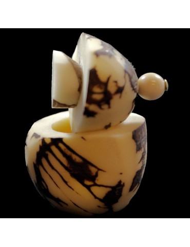 Petite boite taillée dans la graine de tagua