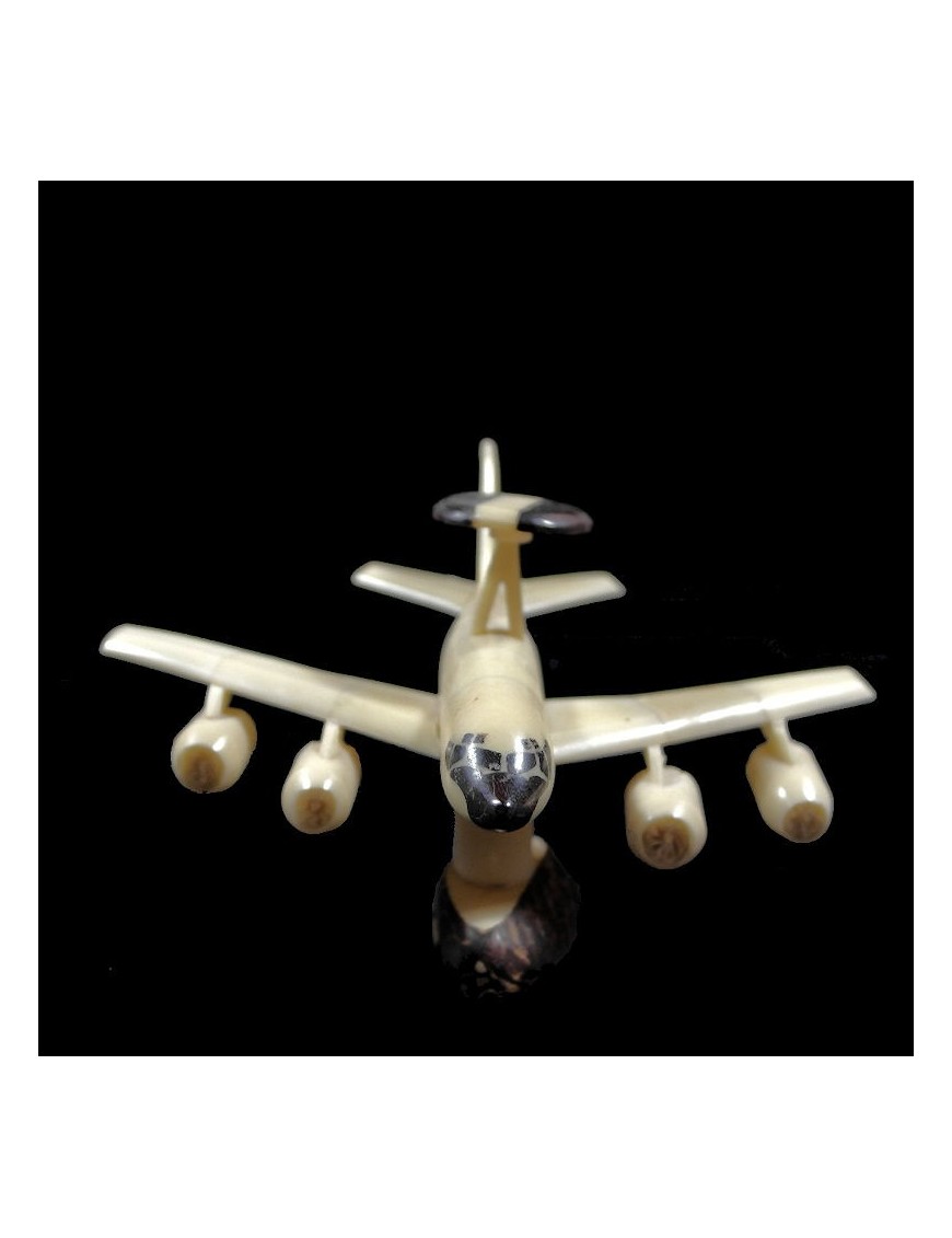 Avion taillé dans la graine de tagua