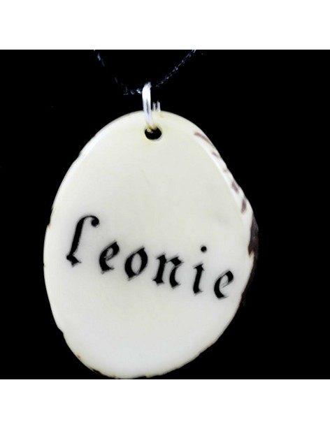 Tranche de tagua gravée prénom Léonie Tranche de tagua gravée prénom Léonie
