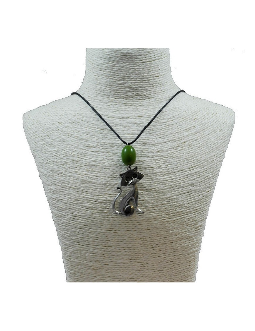 Pendentif chat en alliage et perle de tagua teintée vert
