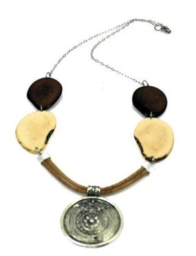 Collier monté sur cordon tressé en liège et chaine en acier inoxydable avec tranches de tagua