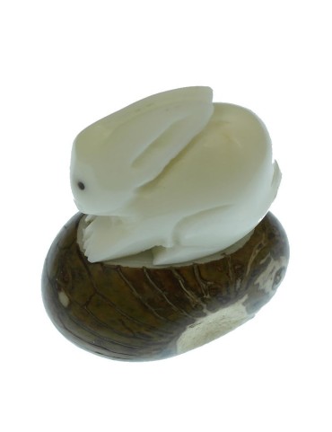 Lapin taillé dans la graine de tagua 