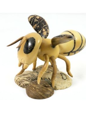 Abeille taillée dans la graine de tagua