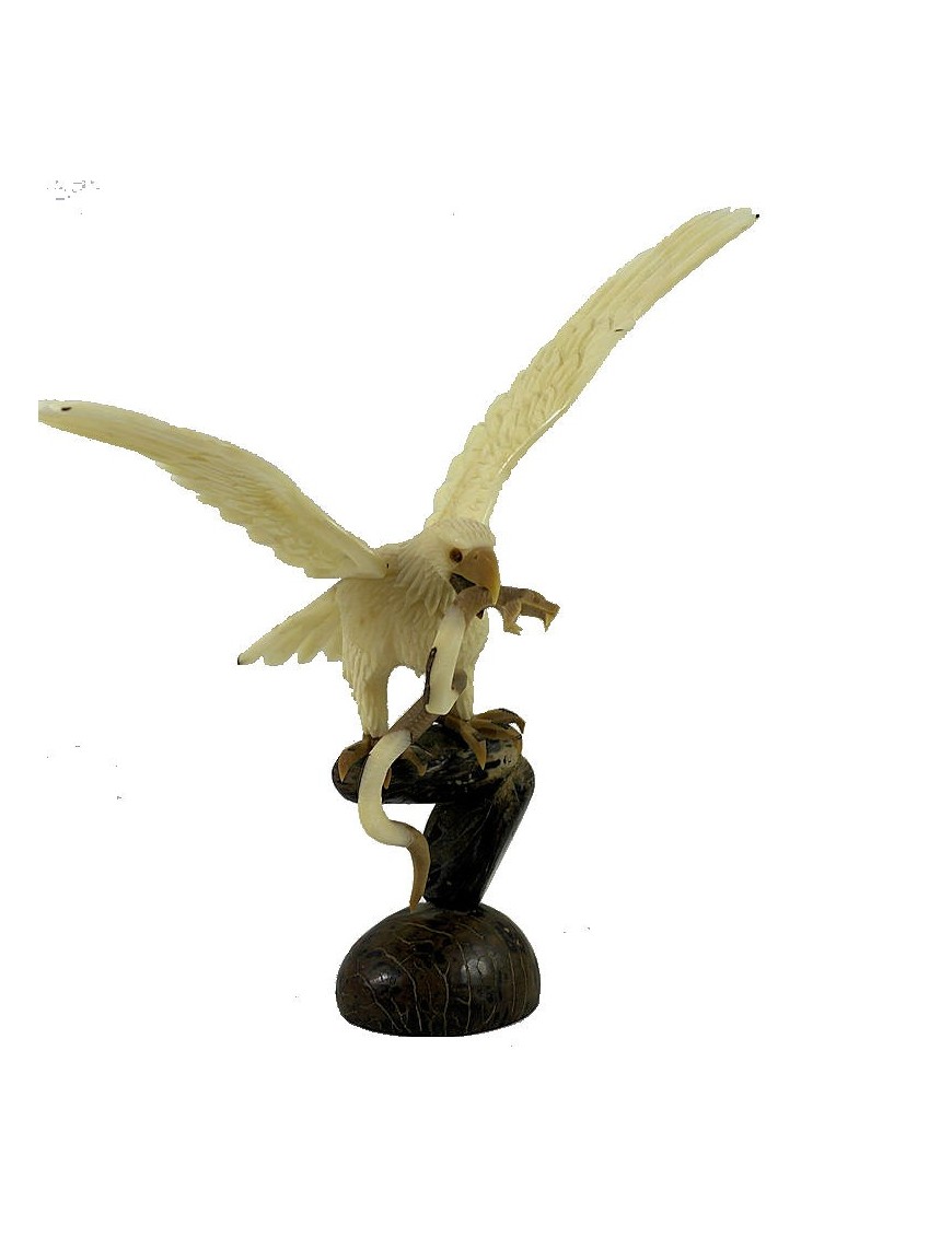 Aigle royal serpent taillé dans la graine de tagua