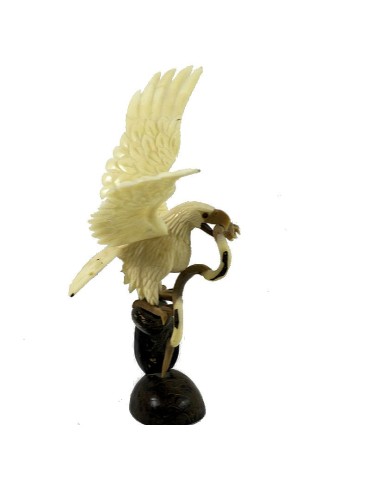 Aigle royal serpent taillé dans la graine de tagua