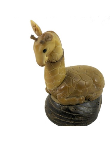 Girafe taillée dans la graine de tagua