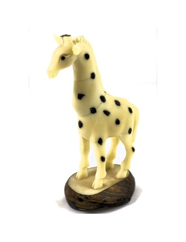 Girafe taillée dans la graine de tagua 