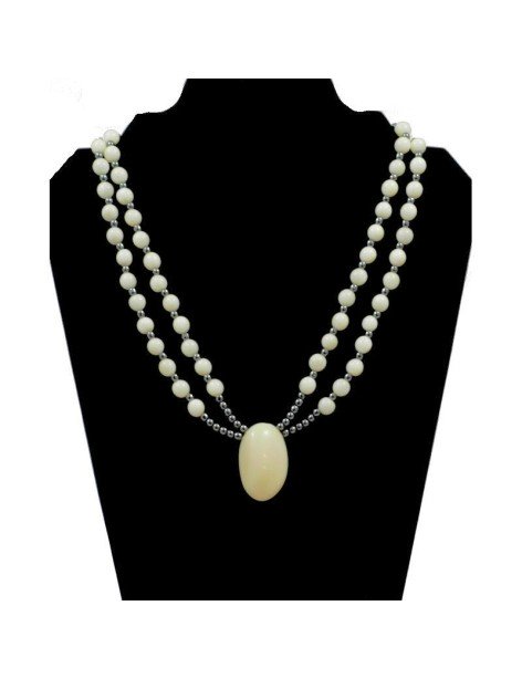 Collier perles de tagua et Hématite Collier perles de tagua et Hématite