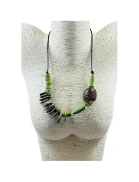 Collier perles de tagua et graines exotiques