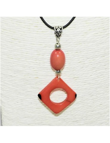 Pendentif design tagua teintée rose