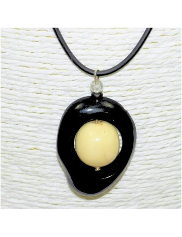 Pendentif tagua teintée 