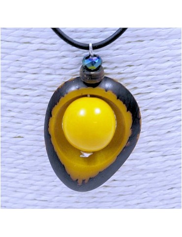 Pendentif  tagua teintée 