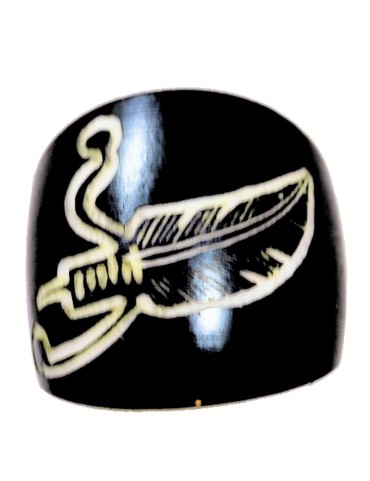 Gravure laser d'une plume sur bague en tagua