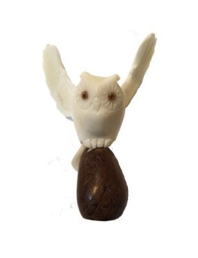 Hibou grand-duc taillé dans la graine de tagua