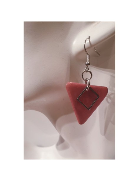 Boucles d'oreilles triangles en ivoire végétal teintées en rose Boucles d'oreilles triangles en ivoire végétal teintées en rose