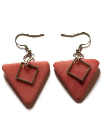 Boucles d'oreilles triangles en ivoire végétal teintées en rose