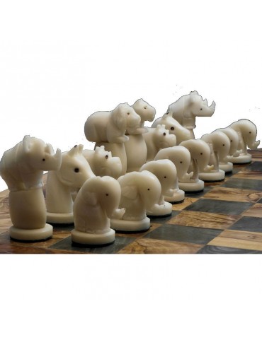 ENSEMBLE TABLE EN BOIS D'OLIVIER, ET JEUX D'ECHECS EN TAGUA OU IVOIRE VEGETAL