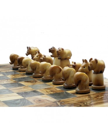 ENSEMBLE TABLE EN BOIS D'OLIVIER, ET JEUX D'ECHECS EN TAGUA OU IVOIRE VEGETAL