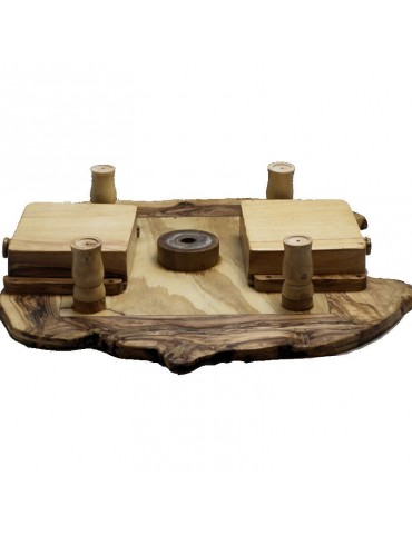 ENSEMBLE TABLE EN BOIS D'OLIVIER, ET JEUX D'ECHECS EN TAGUA OU IVOIRE VEGETAL