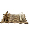 ENSEMBLE TABLE EN BOIS D\'OLIVIER, ET JEU D\'ECHECS ANIMAUX MARINS EN TAGUA OU IVOIRE VEGETAL