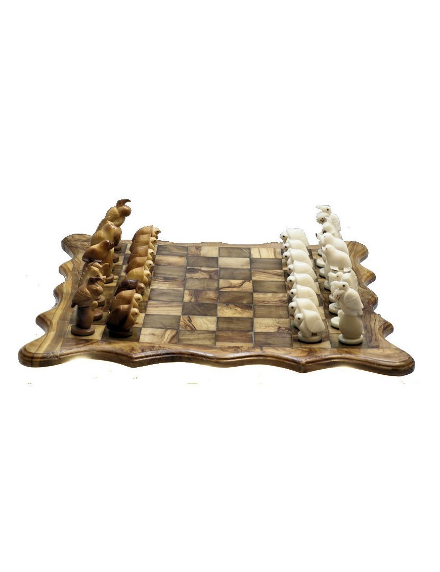 ENSEMBLE TABLE EN BOIS D'OLIVIER, ET JEUX D'ECHECS ANIMAUX MARINS EN TAGUA OU IVOIRE VEGETAL