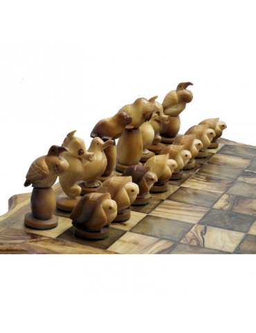 ENSEMBLE TABLE EN BOIS D'OLIVIER, ET JEUX D'ECHECS ANIMAUX MARINS EN TAGUA OU IVOIRE VEGETAL