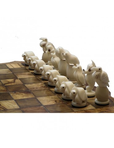 ENSEMBLE TABLE EN BOIS D'OLIVIER, ET JEUX D'ECHECS ANIMAUX MARINS EN TAGUA OU IVOIRE VEGETAL