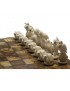 ENSEMBLE TABLE EN BOIS D'OLIVIER, ET JEUX D'ECHECS ANIMAUX MARINS EN TAGUA OU IVOIRE VEGETAL