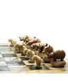 ENSEMBLE GRANDE TABLE EN BOIS D\'OLIVIER, ET JEU D\'ECHECS EN TAGUA OU IVOIRE VEGETAL