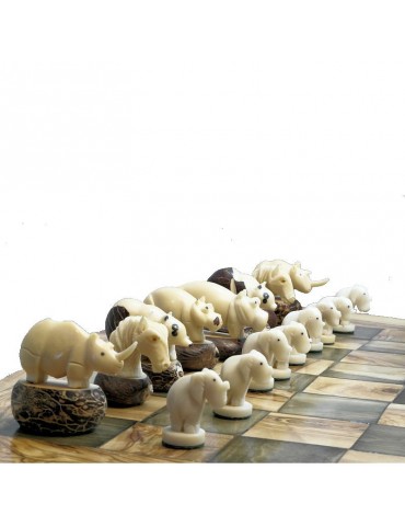 ENSEMBLE TABLE EN BOIS D'OLIVIER, ET JEU D'ECHECS EN TAGUA OU IVOIRE VEGETAL