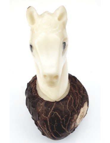 Tête de cheval taillée et polie dans la graine de tagua