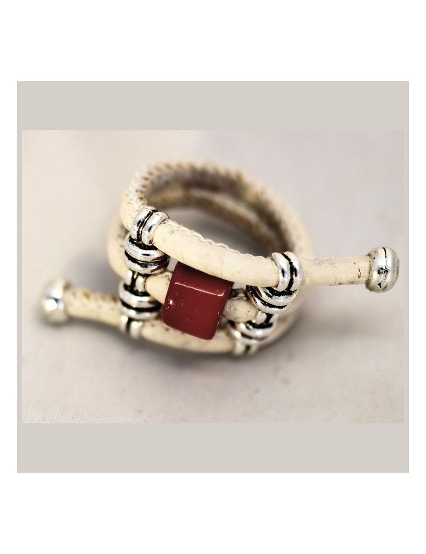 Bague artisanale en liège fait à la main avec une perle de tagua