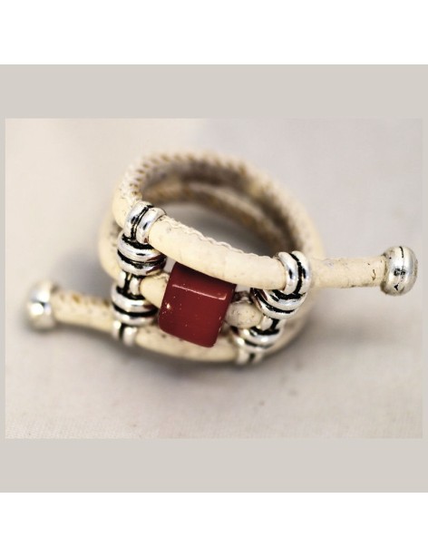 Bague artisanale en liège fait à la main avec une perle de tagua Bague artisanale en liège fait à la main avec une perle de tagua