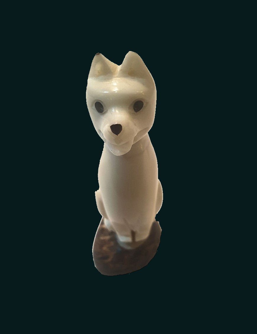Chien de Berger taillé à partir de la graine d'un palmier tropical appelée tagua.