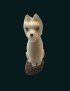 Chien de Berger taillé à partir de la graine d'un palmier tropical appelée tagua.