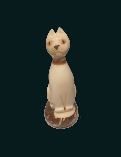 Chat taillé dans la graine de tagua (ivoire végétal ou corozo) Chat taillé dans la graine de tagua (ivoire végétal ou corozo)